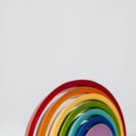 drewniana tęcza edukacyjna wspierająca rozwój motoryki dziecka