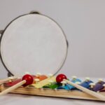 instrumenty muzyczne dla dzieci wspierające rozwój sensoryczny